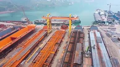 4K航拍造船厂钢铁工业港口船只工厂实拍视频的预览图